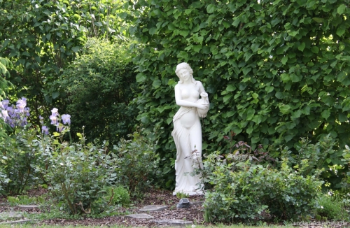 Garten mit Frauenstatue